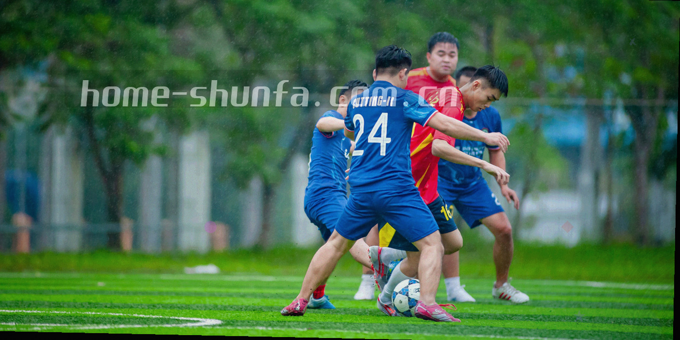 傍晚校园球场上青少年球员排队练习投篮，场边栏杆上挂着训练背心